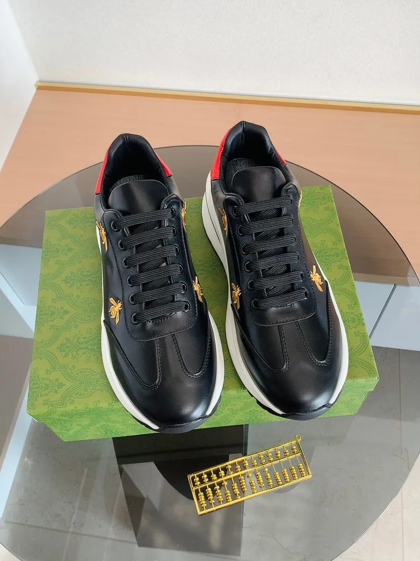 Factory price 420. The new high-quality GUCCI (Gucci) is launched simultaneously. The new men's shoes, 😘fabrics are selected from imported cowhide, and the lining is sheepskin lining. 👍🏿 High-end ☄️ air-cushion molded anti-slip rubber outsole, exquisite lines, simple and elegant, comfortable and high-end for leisure travel. Code number: 38 to 44 (45 can be customized and cannot be returned or exchanged)